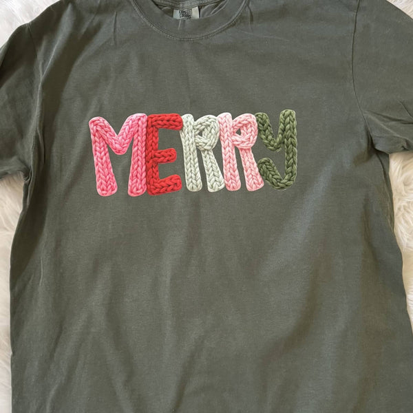 Faux yarn crocheted MERRY Christmas graphic tee on olive Comfort Colors shirt – chunky knit lettering – The Stenciled Barn